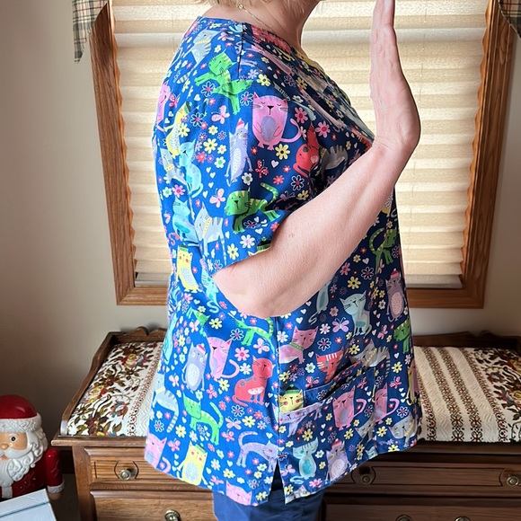 UA Scrubs Size 2XL Top NWOT - Picture 3 of 8